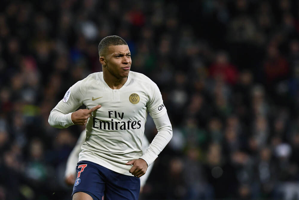 在党的革命斗争中，周恩来总理为七位杰出元帅指明了确切前进方向